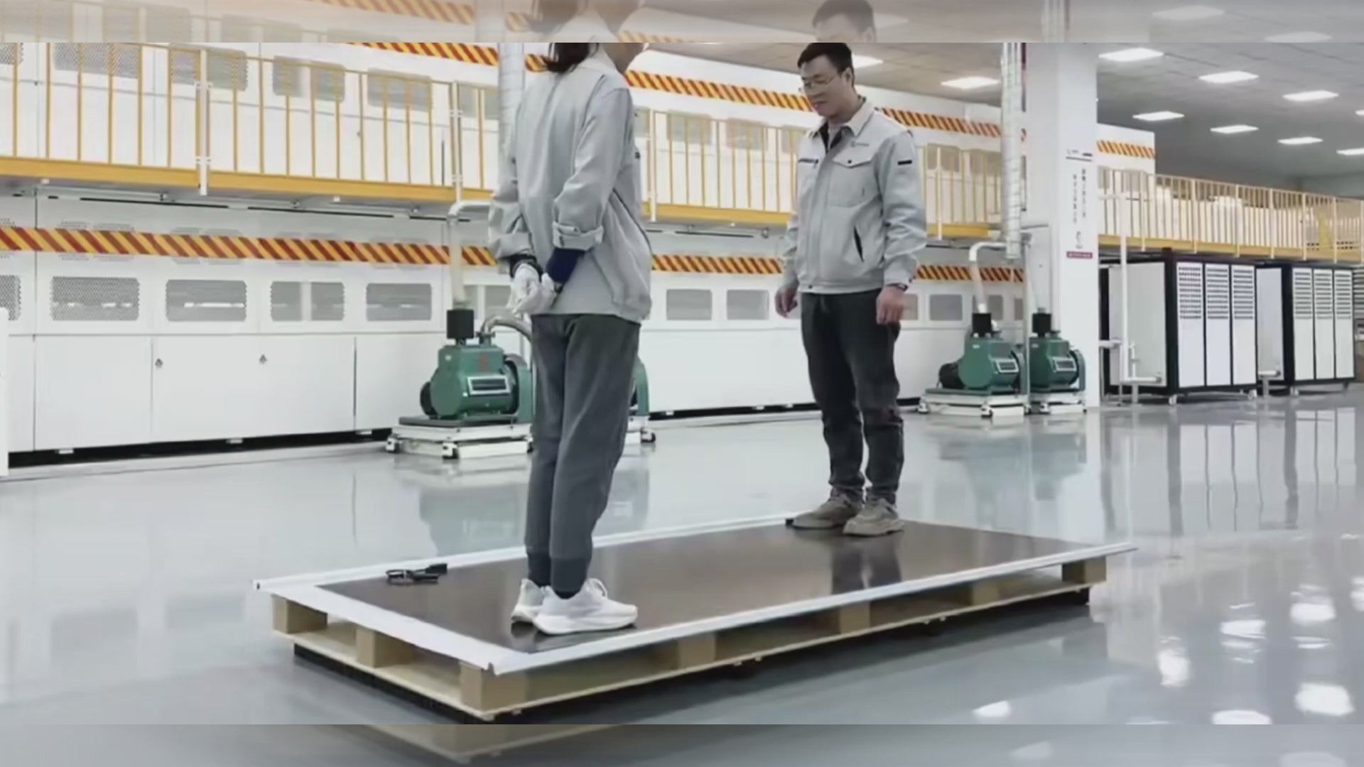 載入影片：